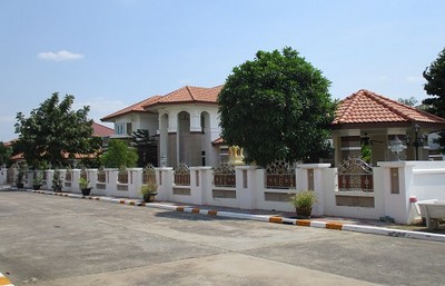 ٻҾ Beautiful house for sale with swimming pool Soi Si Dan 32 million.